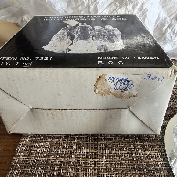 Vintage 7 Piece Glass Nativity with Mirror in Original Box - Picture 4 of 6